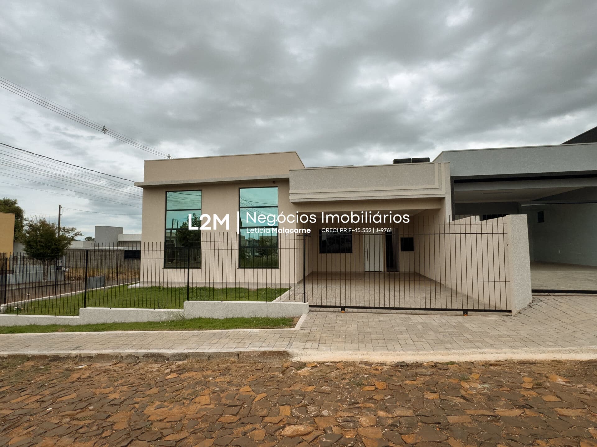 Casa de Esquina - com 3 dormitórios - 3km do Centro