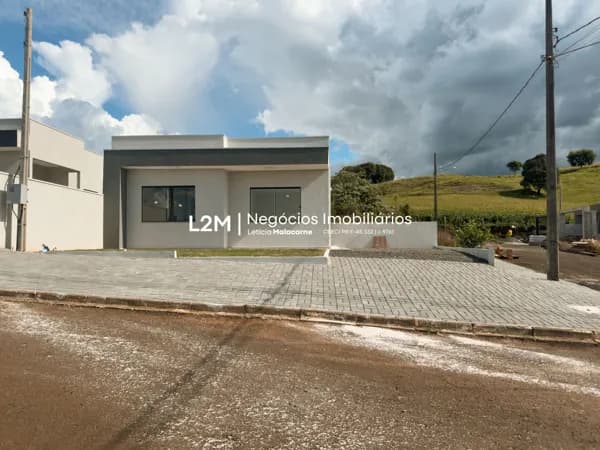 Casa de esquina e muita sobra de terreno