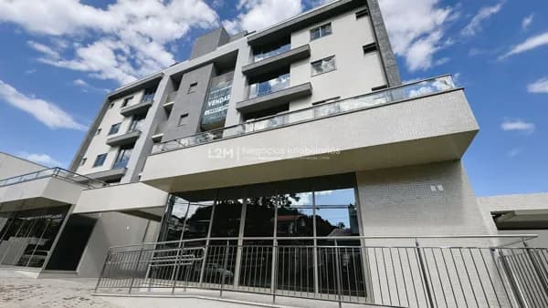 Apartamento com terraço, a poucos passos da Unipar.