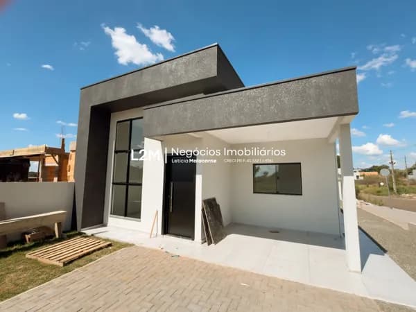 Casa de esquina com pátio amplo e espaço para novos projetos