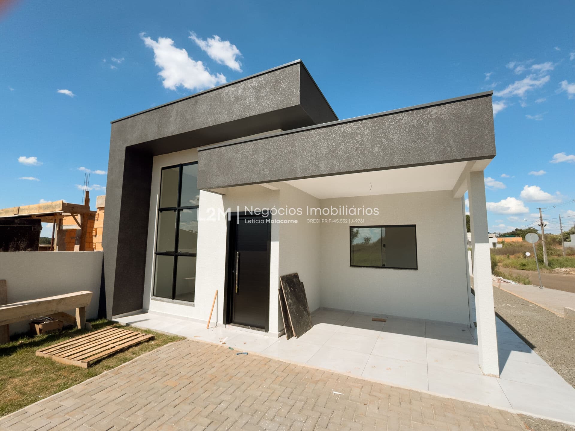Casa de esquina com pátio amplo e espaço para novos projetos
