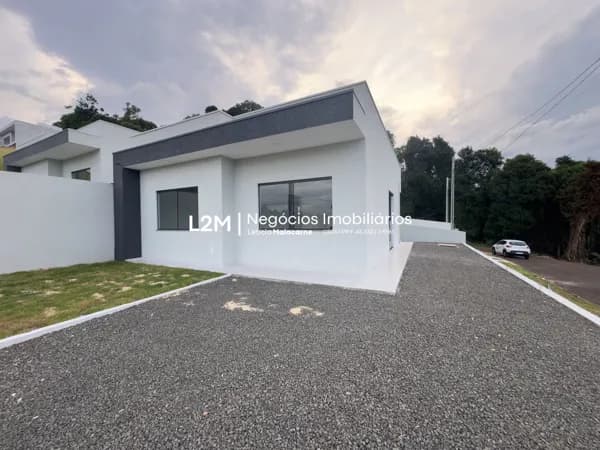 Casa de esquina e muita sobra de terreno