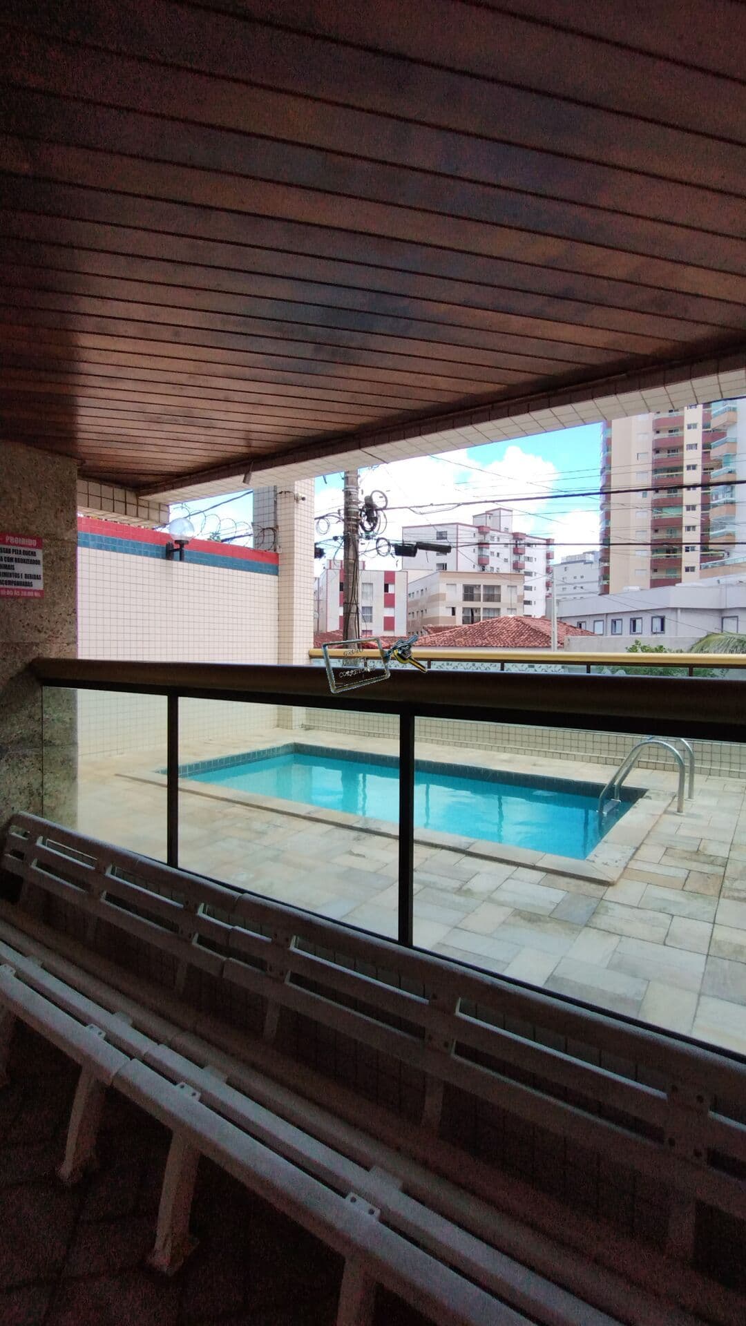 Apartamento com sacada em predio com piscina , Caiçara - Praia Grande/SP