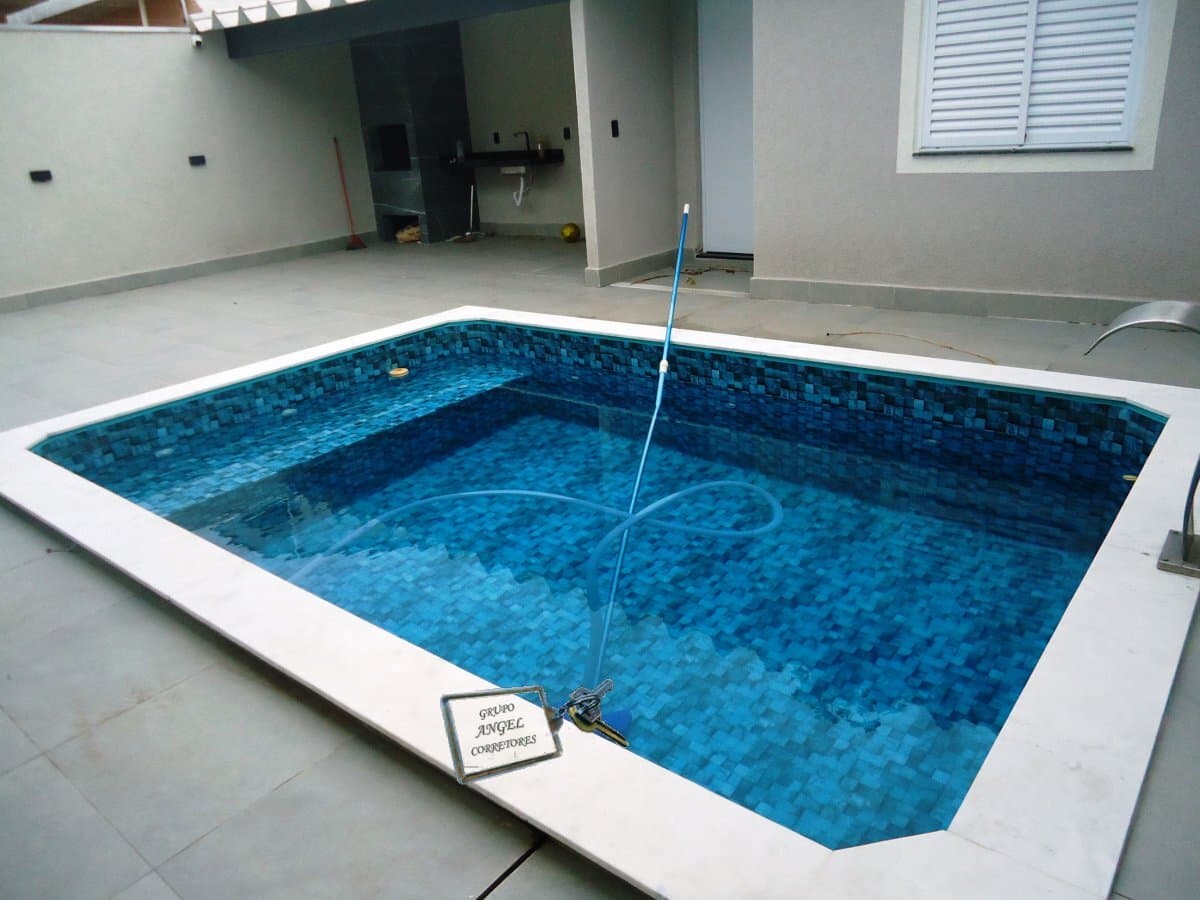 Linda Casa 4 dormitorios 2 suites com piscina
