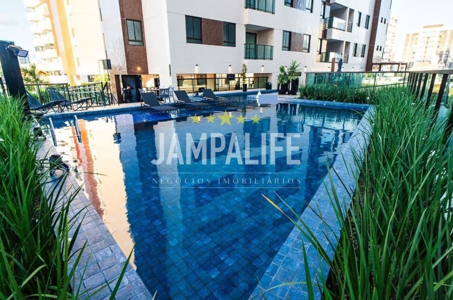Apartamento grande com 03 quartos e duas suítes no Bessa.
