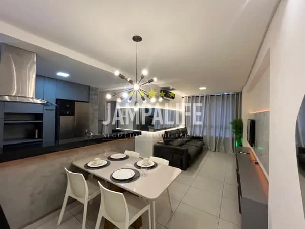 Apartamento mobiliado em andar alto no Manaira