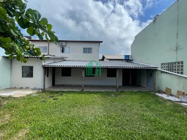 Casa com Terreno Amplo nos Ingleses