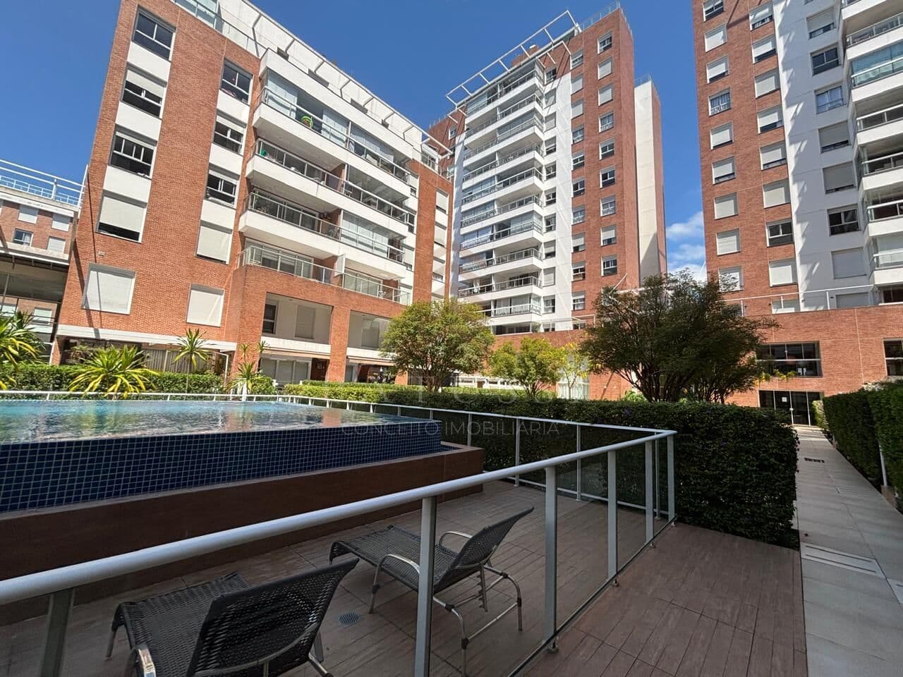 Apartamento 02 dormitórios, sendo uma suíte, sacada com churrasqueira e vista livre Morro do Cambirela