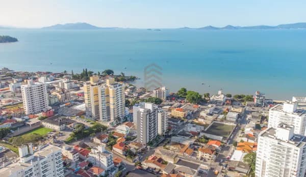 Apartamento 3 dormitórios, sendo uma suíte, sacada com churrasqueira e vista mar