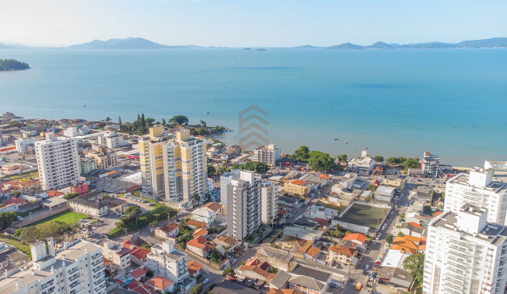 Apartamento 3 dormitórios, sendo uma suíte, sacada com churrasqueira e vista mar