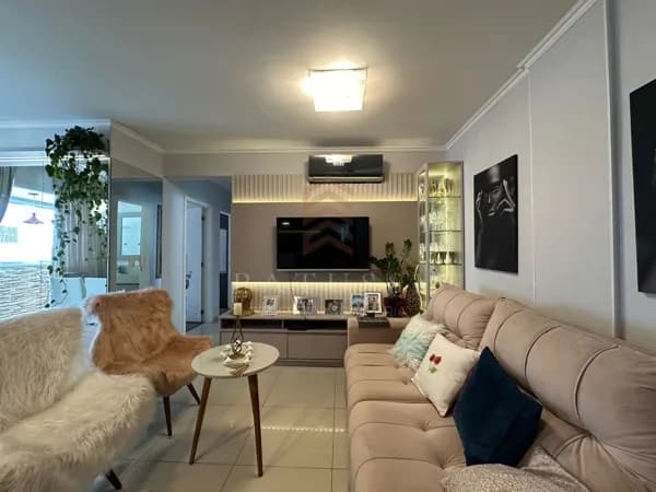 Apartamento com três dormitórios na Avenida Pedra Branca, Palhoça/SC
