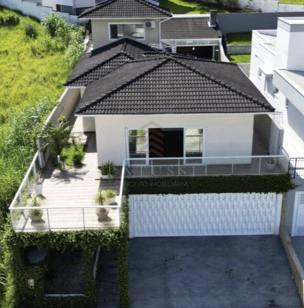 Casa Alto Padrão à venda, 4 dormitórios, 2 suítes na Pedra Branca, Palhoça/SC