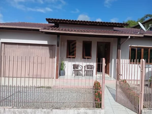Casa Térrea com três dormitórios em Santo Amaro da Imperatriz