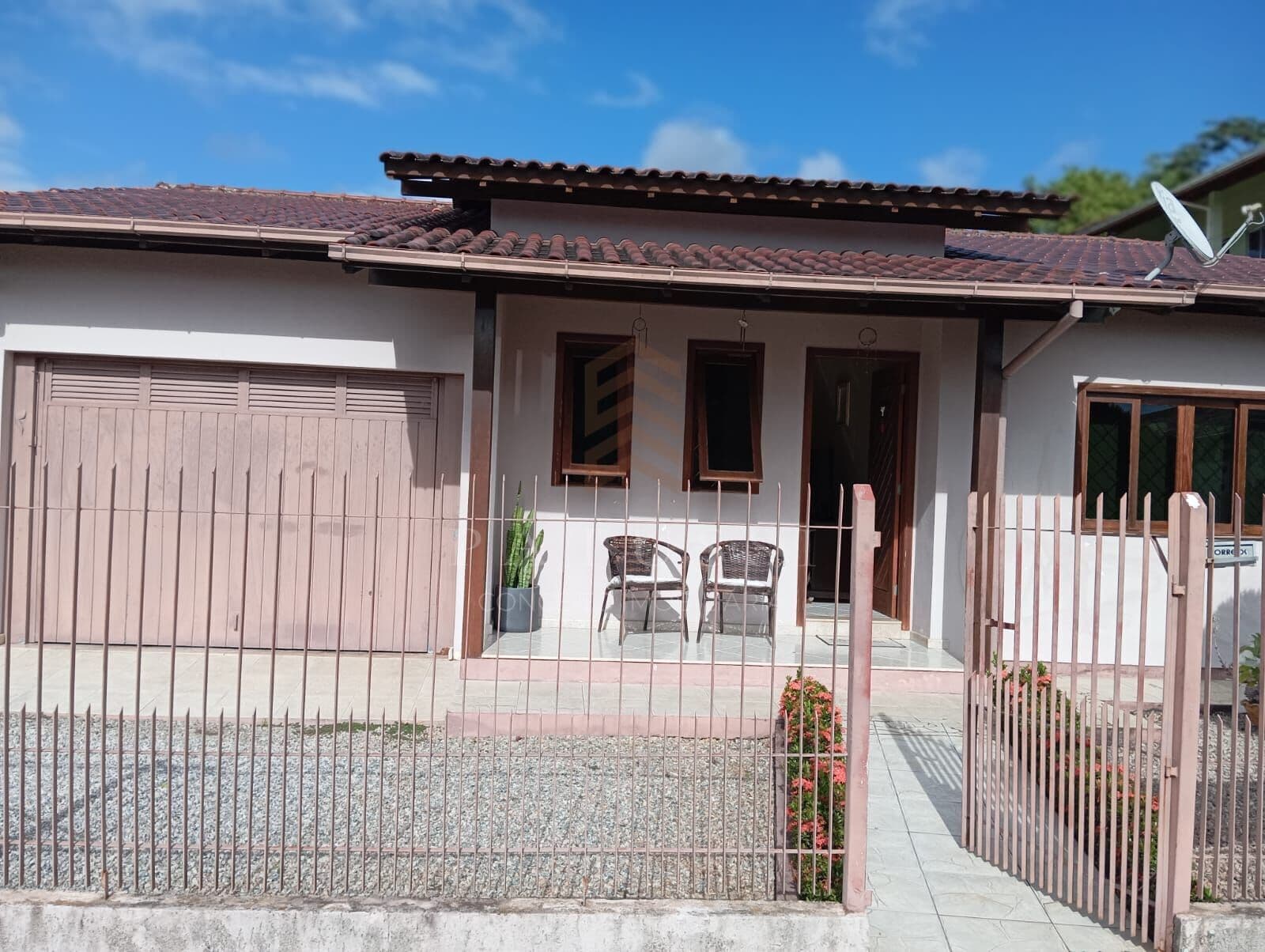 Casa Térrea com três dormitórios em Santo Amaro da Imperatriz