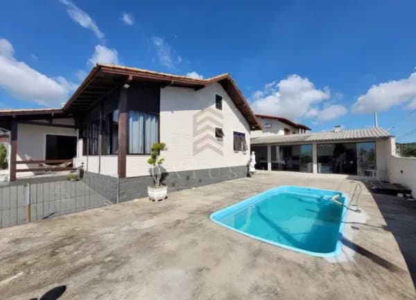 Casa à venda, 4 dormitórios, sendo 2 suítes, 3 banheiros e 6 vagas de garagem no Centro de São José/ SC
