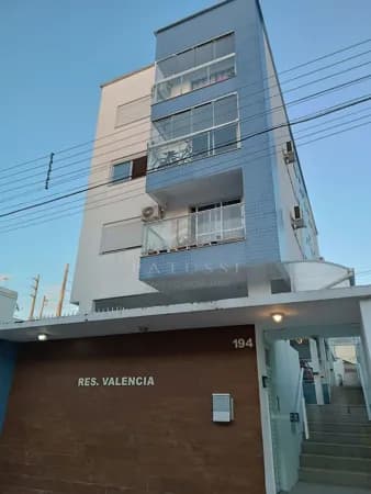 Apartamento com 02 dormitórios e sacada, no Pagani, Palhoça/SC