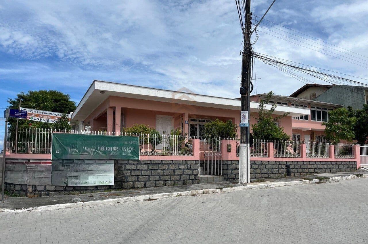 Casa à venda, 4 suítes no bairro Fazenda Santo Antônio, São José/SC