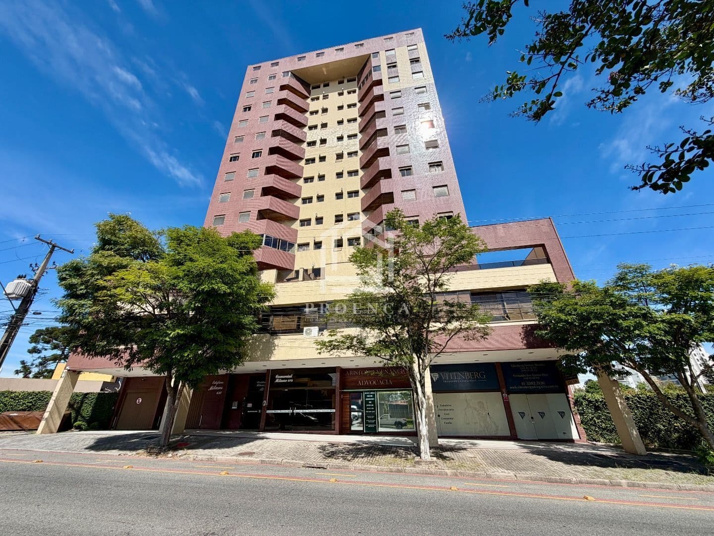 Apê com 2 dorm. sendo 1 suíte no coração da cidade à venda, 67m² por R$ 437.000 - Centro - SJP/PR