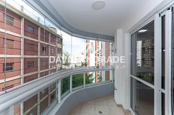 Belíssimo apartamento com 75m², 2 vagas, ampla varanda, amplo living, armários planejados e áreas de lazer