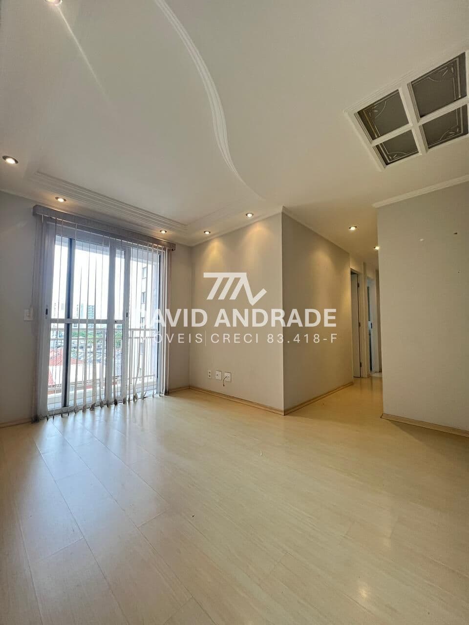 Belo apartamento com 52m², 1 vaga, varanda, 2 dormitórios, cozinha grande, área de serviço, living para 2 ambientes e áreas de lazer