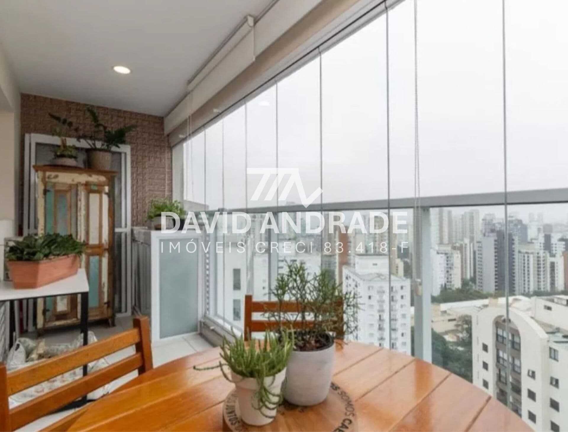 Belíssimo apartamento com 65m², 1 vaga, ar condicionado, ampla varanda integrada, bem iluminado e áreas de lazer