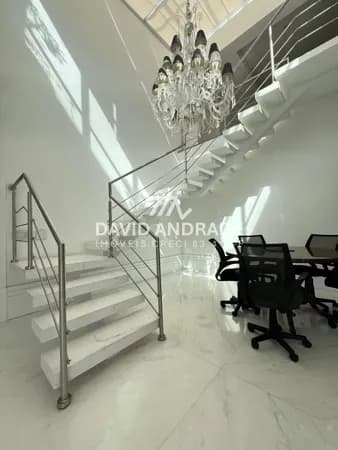 Belíssima cobertura duplex com 400m², 4 vagas, 3 suítes sendo 1 suíte master, amplo living, escritório e espaço gourmet com piscina