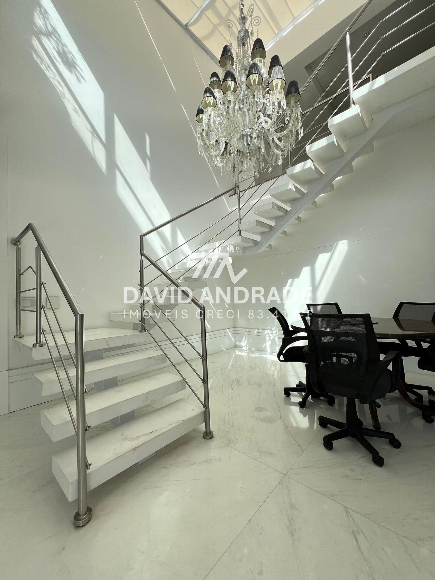 Belíssima cobertura duplex com 400m², 4 vagas, 3 suítes sendo 1 suíte master, amplo living, escritório e espaço gourmet com piscina