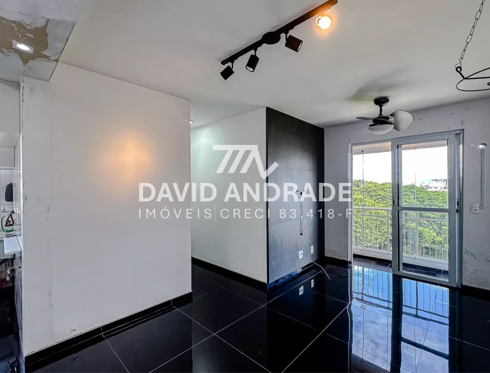 Belo apartamento com 50m², 1 vaga, varanda envidraçada, 2 dormitórios, cozinha grande, área de serviço, living para 2 ambientes e áreas de lazer