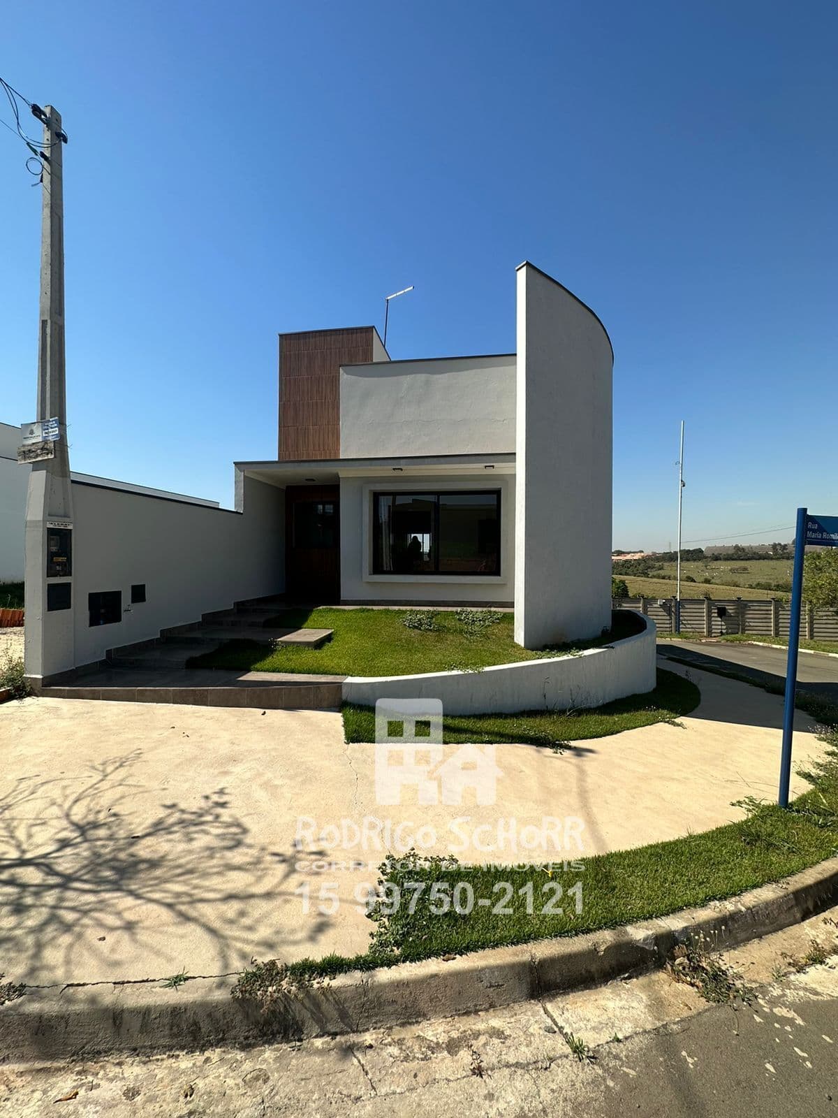 Sobrado de esquina com piscina e garagem para 2 carros – Cond. Ypês 1