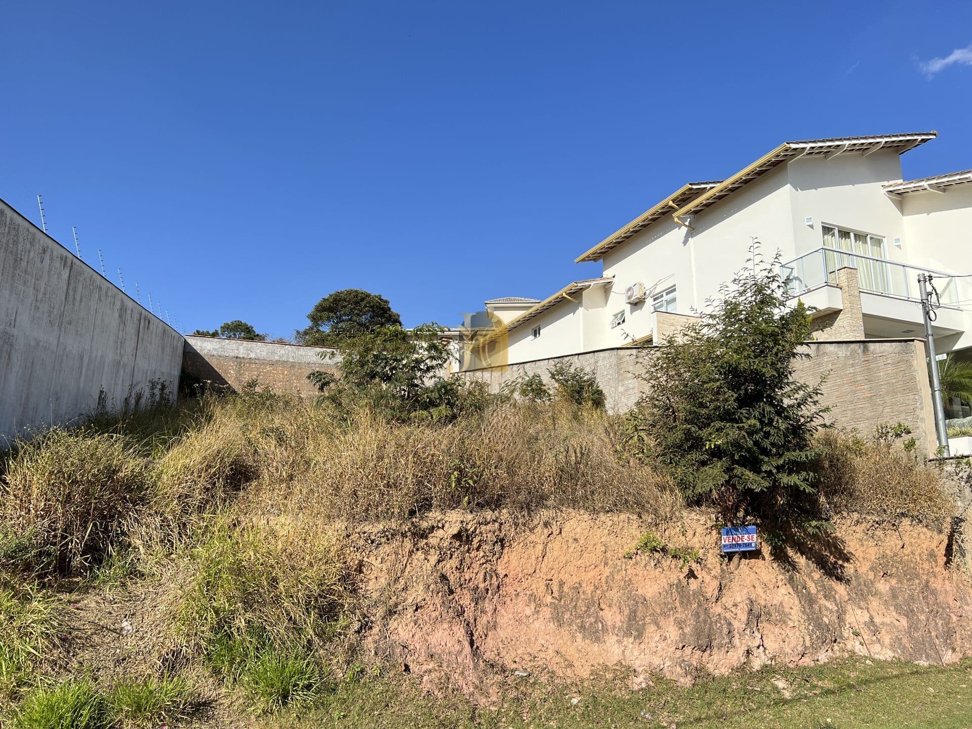 Lote com excelente localização a venda no condomínio Granja das Hortênsias!