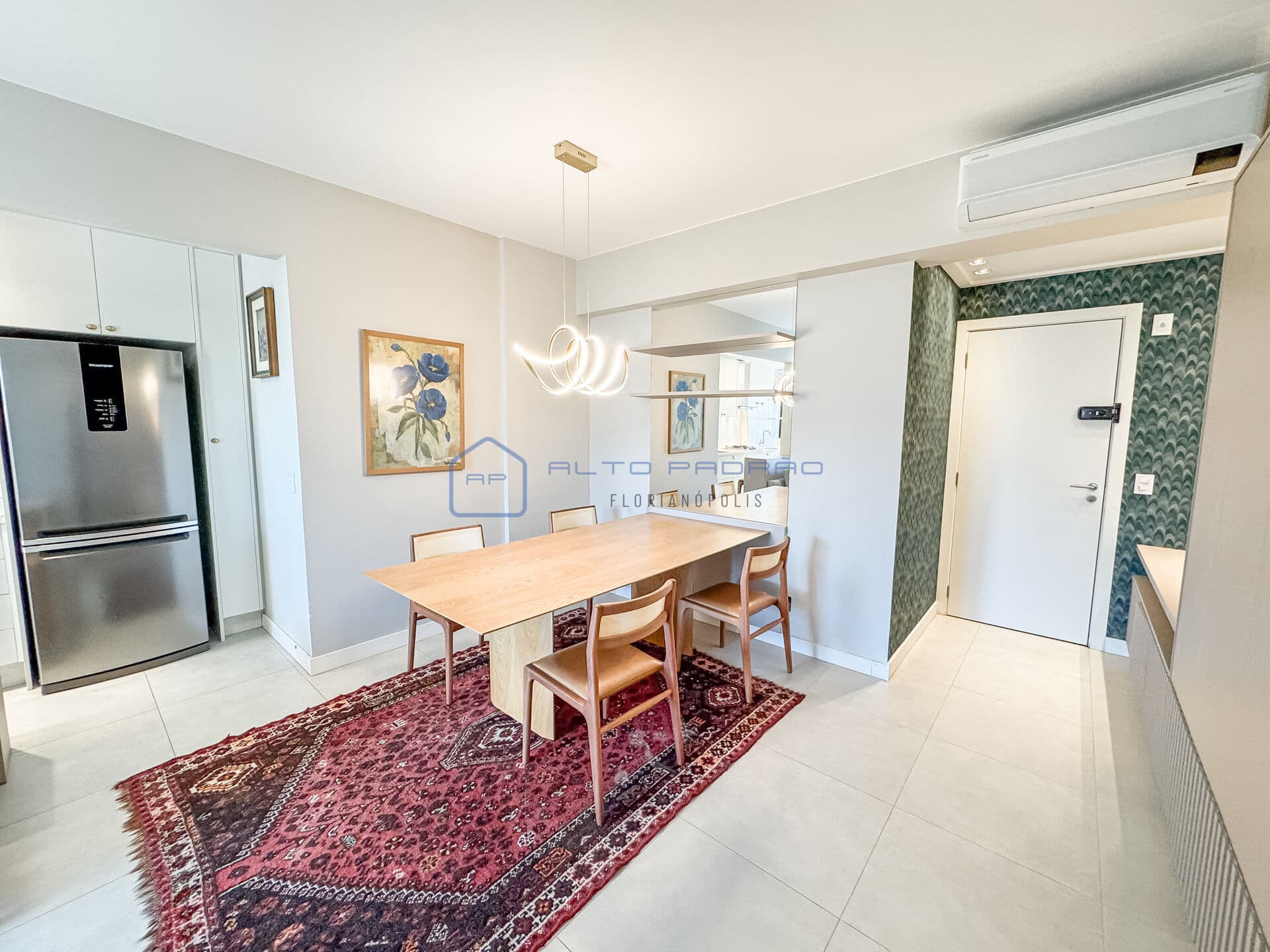 Apartamento à Venda no Centro de Florianópolis com 2 Dormitórios e 73m²