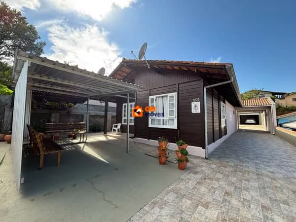 Linda Casa Mista no Bairro Colonial - SBS