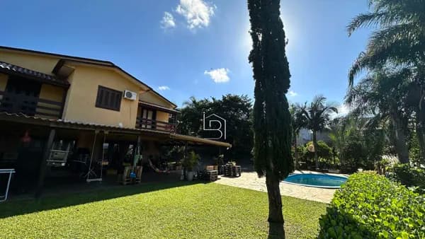 Casa 4 quartos , piscina e campo de futebol