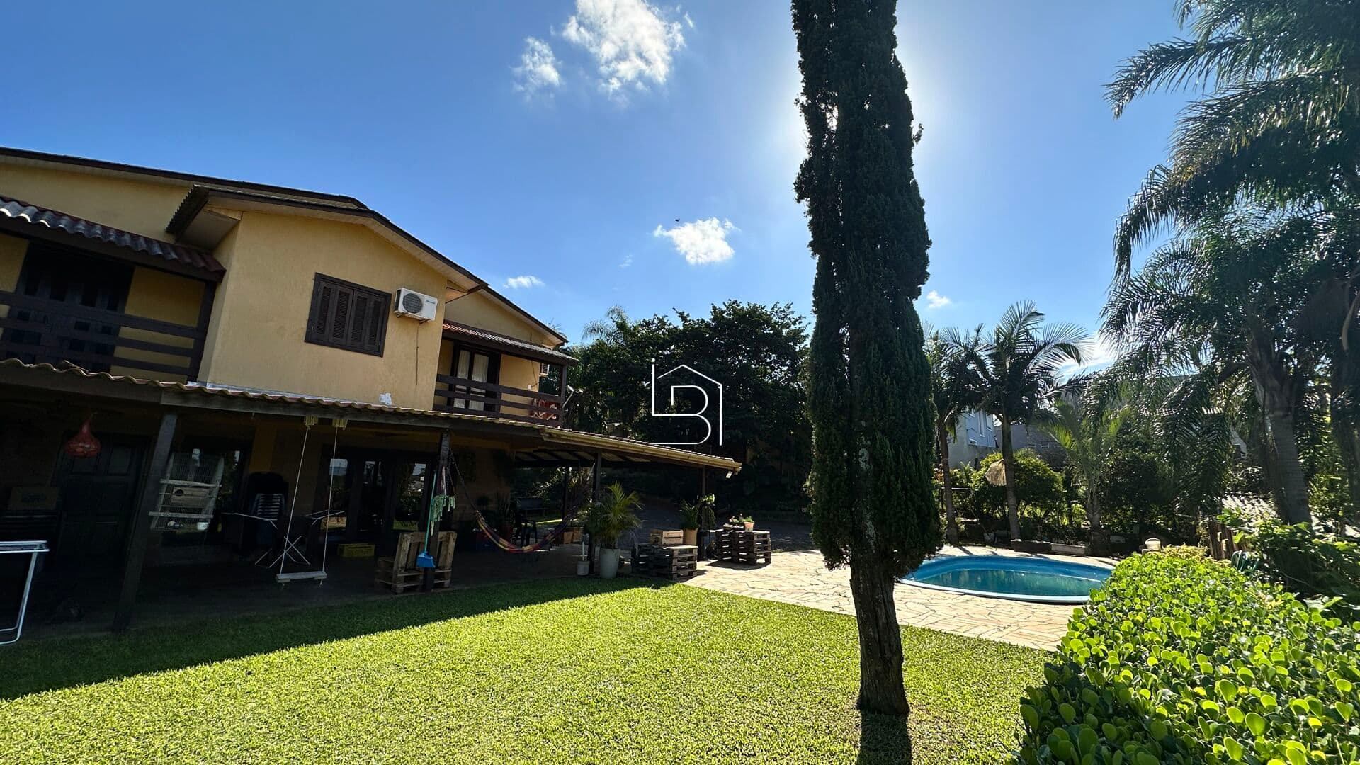 Casa 4 quartos , piscina e campo de futebol