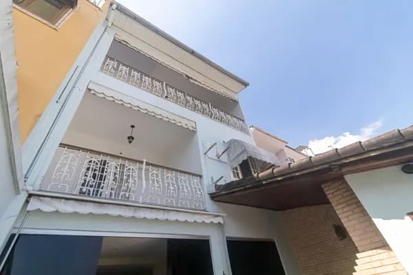 Casa Triplex Reformada com Piscina e Churrasqueira – 241 m² – 3 Vagas