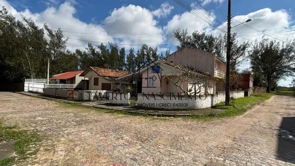 Casa de Alvenaria + casa de madeira