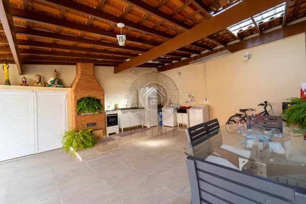Casa Padrão a Venda 3 dormitórios em Bairro Fechado com portaria