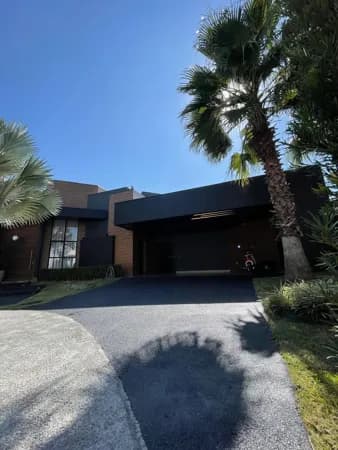 Casa Moderna à Venda | Piscina, Hidromassagem e Acabamento Dark Luxury