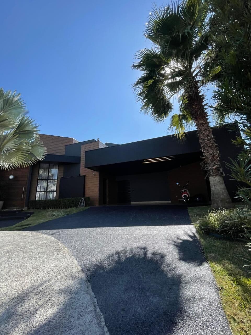 Casa Moderna à Venda | Piscina, Hidromassagem e Acabamento Dark Luxury