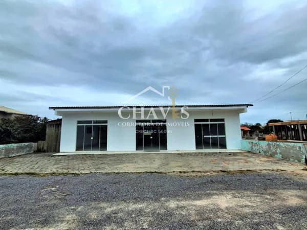Ampla Salas comerciais com 50m² com excelente visibilidade de frente para a rodovia na Praia da Pinheira.