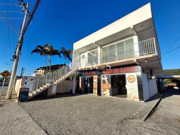 Ampla sala comercial em excelente localização em frente ao Supermercado Brisa no centro da Praia da Pinheira em Palhoça - SC