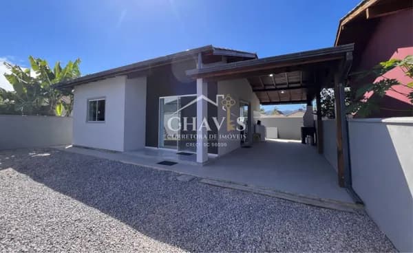Casa térrea com terreno privativo e 02 quartos a poucos minutos das melhores praias de Palhoça - SC