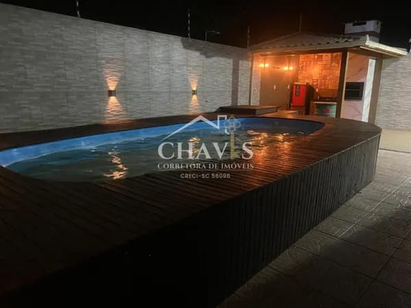 Casa térrea mobiliada com 2 quarto, piscina e amplo terreno localizada na Passagem do Maciambu
