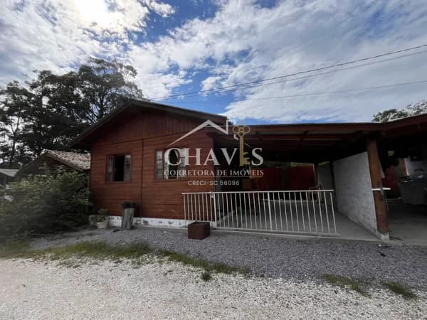 Casa mista mobiliada sozinha no terreno para locação anual com 2 quartos, cozinha, banheiro e área coberta no Centro da Pinheira