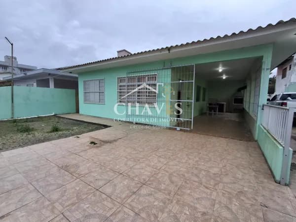 Casa pé na areia, dupla e independente com 04 quartos a 50m do mar no centro da Praia da Pinheira em Palhoça - SC