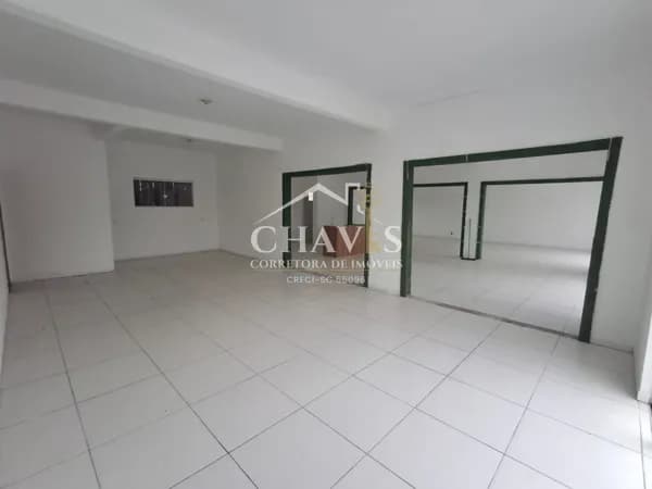 Ampla Sala comercial com 150m² com excelente visibilidade de frente para a rodovia na Praia da Pinheira.