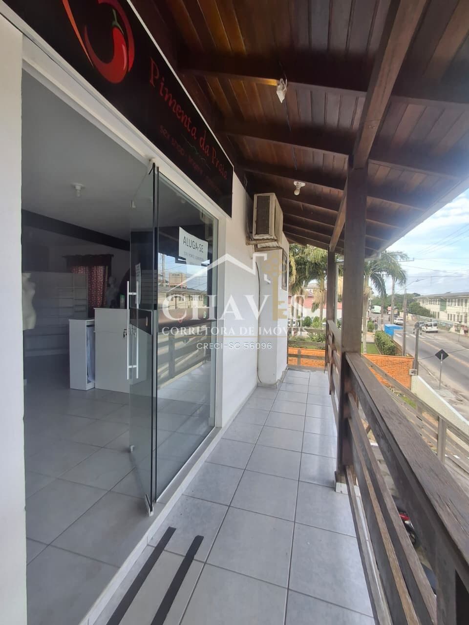 Sala comercial para alugar no Centro da Praia da Pinheira com fácil acesso e excelente circulação de pessoas.