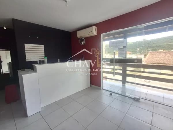 Sala comercial para alugar no Centro da Praia da Pinheira com fácil acesso e excelente circulação de pessoas.