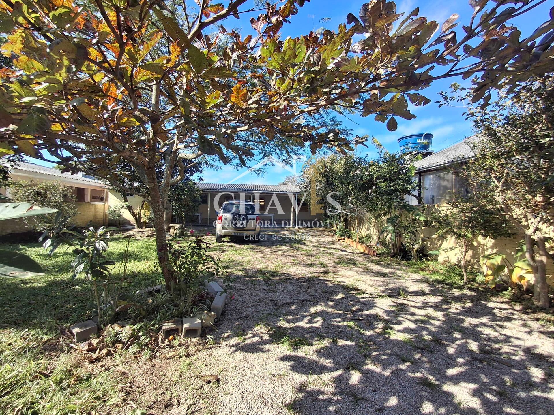 ACEITA FINANCIAMENTO! Casa térrea em amplo terreno a poucos minutos do mar na Praia da Pinheira - Palhoça/SC