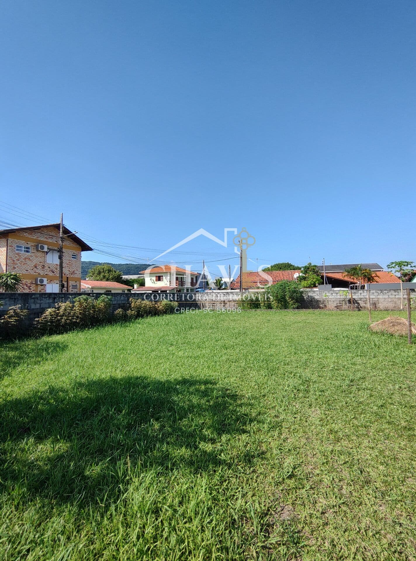 Terreno de esquina com escritura pública em excelente localização no centro da Praia da Pinheira em Palhoça - SC